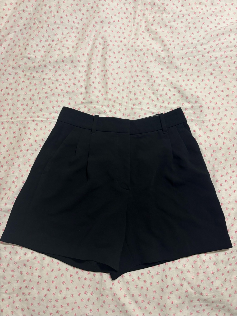 Black Aritzia Effortless shorts Size 6- Medium length